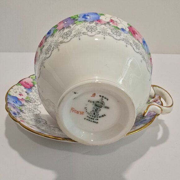 Crown Staffordshire - Floral & Lace Vintage Tea Cup & Saucer Set - Picture 4 of 6